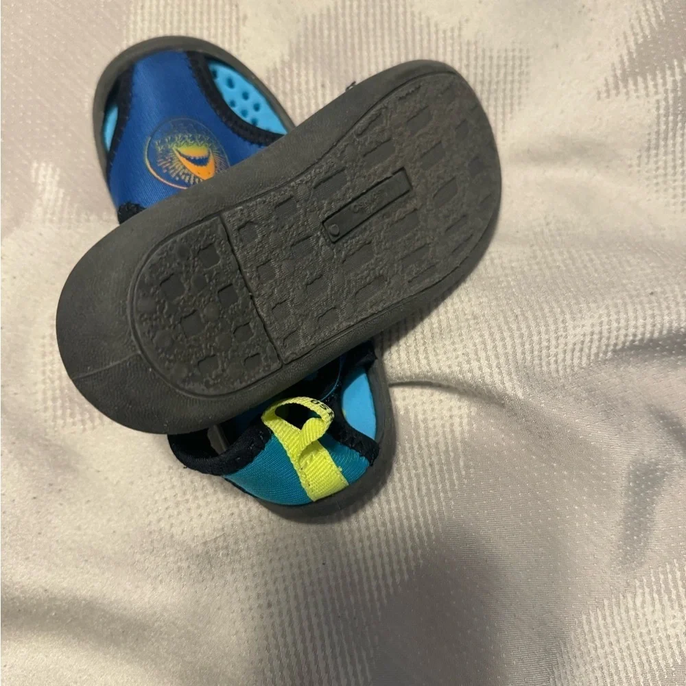 Kids Blue Water Shoes. Never Worn.  Osh kosh so great quality! 9M